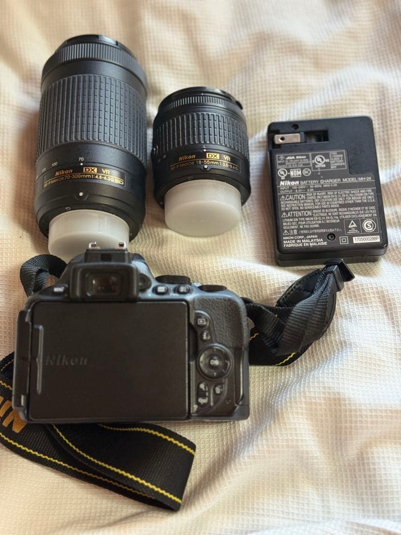 NIKON D5600 DSLR バッテリー2個,充電器,カメラバッグが付属