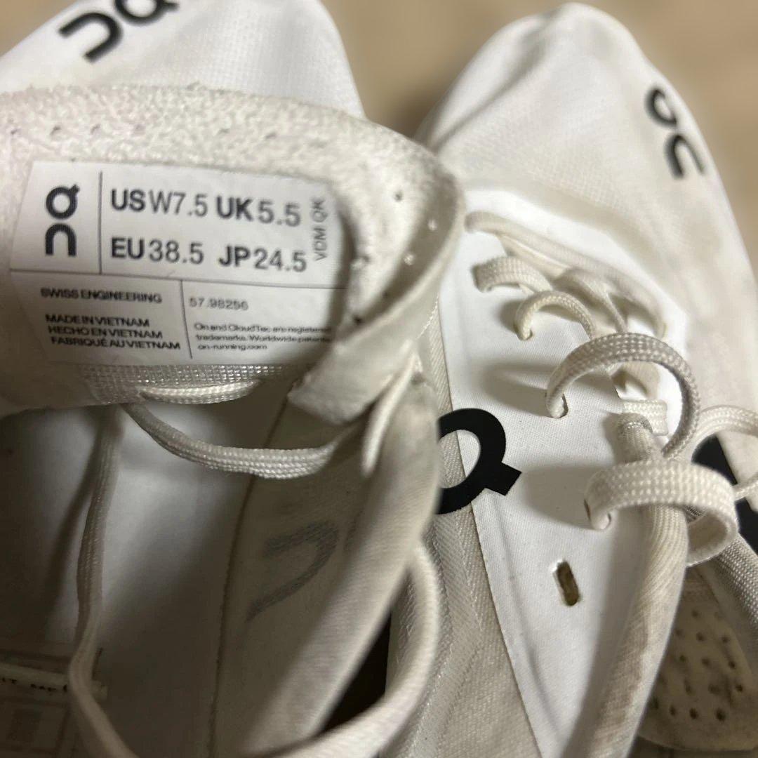 On Cloudstratus スパイクシューズ ホワイト/グリーン/ブラック