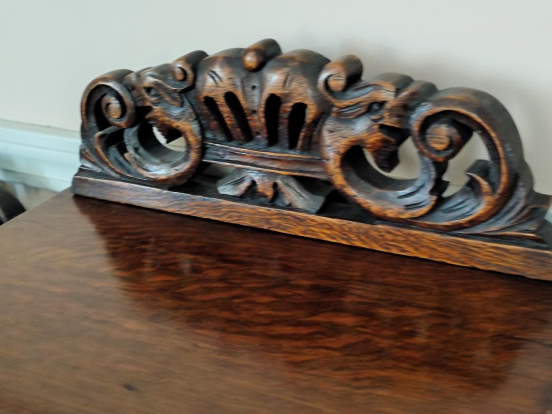 英国アンティーク サイドボード オーク材の彫刻装飾付き家具