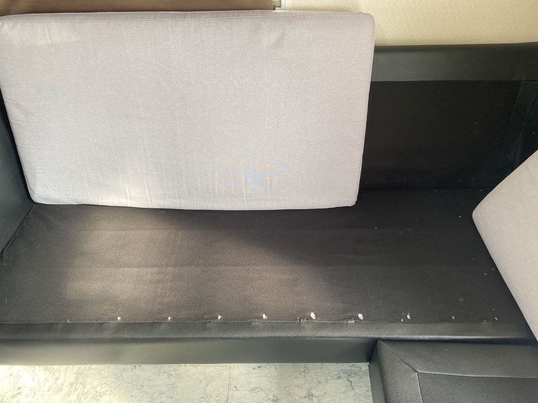 グレーと黒のL字型ソファ