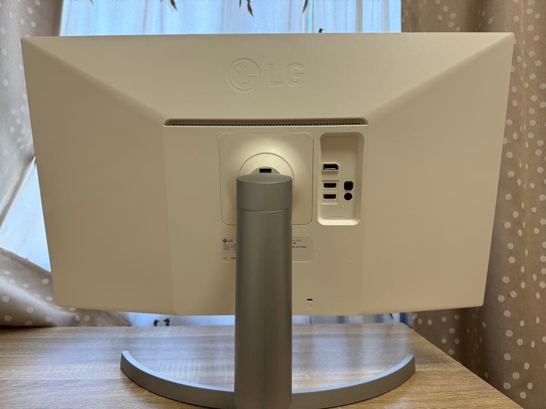 LG 27インチ4Kモニター　27UL550-W