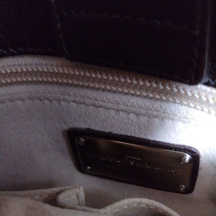 フェラガモ.ファー付きスエードハンドバッグ