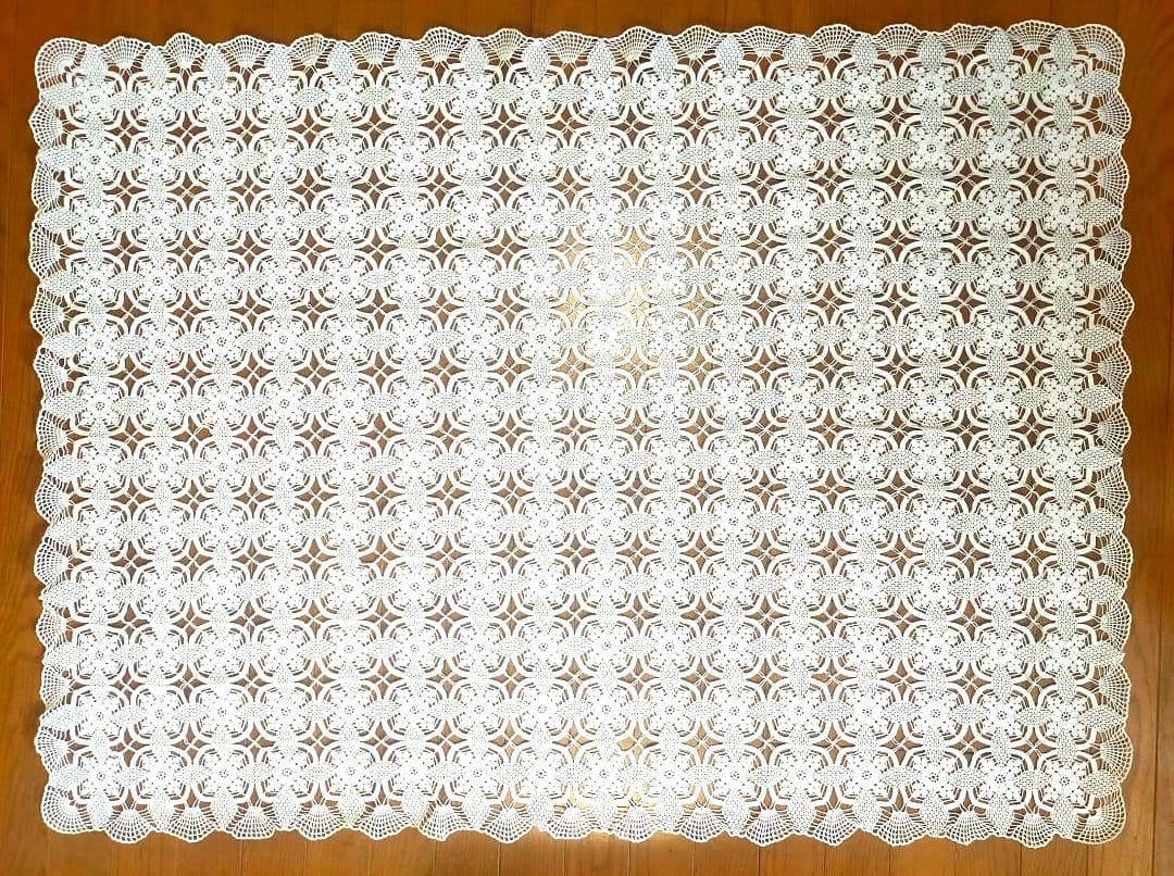 No.71『ホワイトのレース編みドイリー』テーブルクロス．ハンドメイド