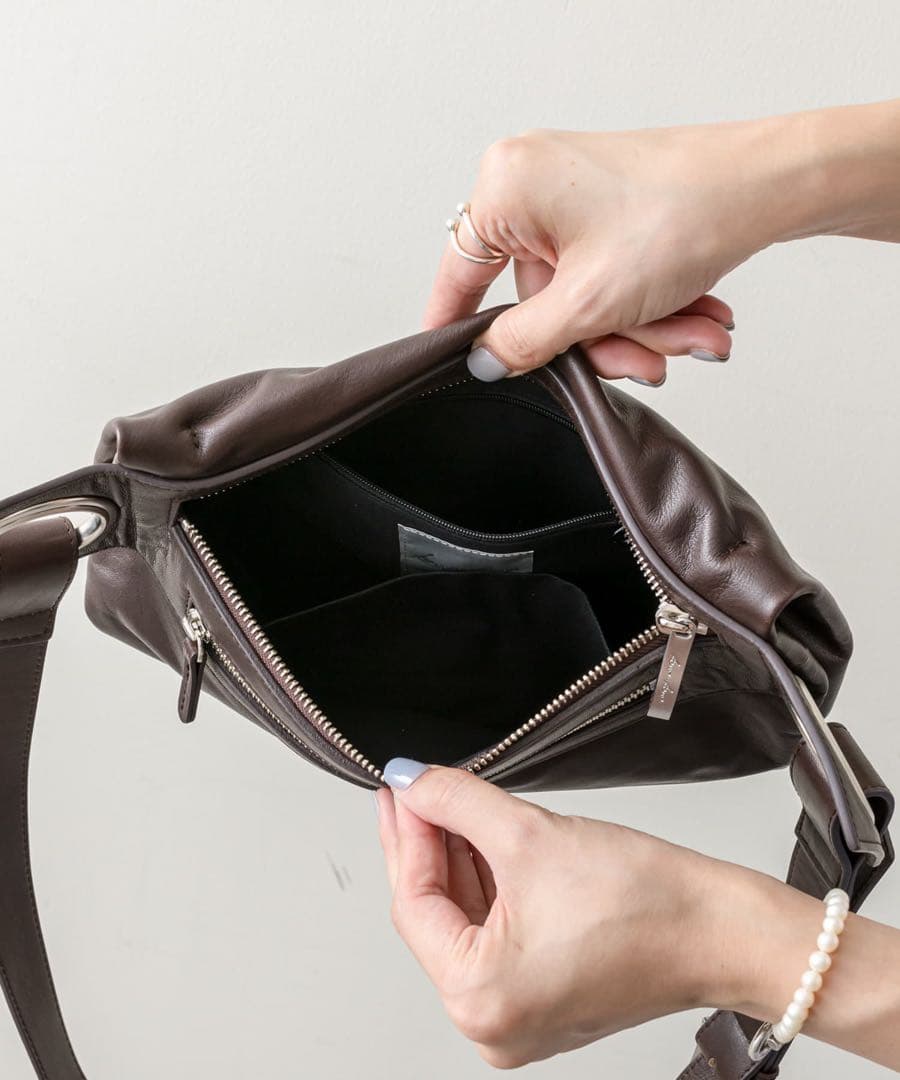 新品　イアパピヨネ　kawa-kawa hatomeレザーボディバッグ