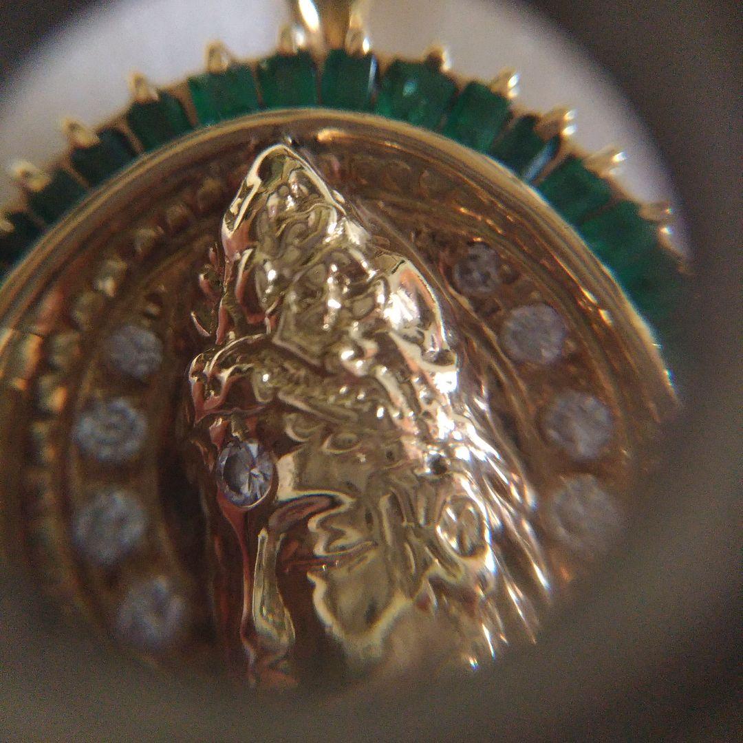 K18ペンダントトップ。菩薩像。仏様。ダイヤモンド。エメラルド。13.5g。中古