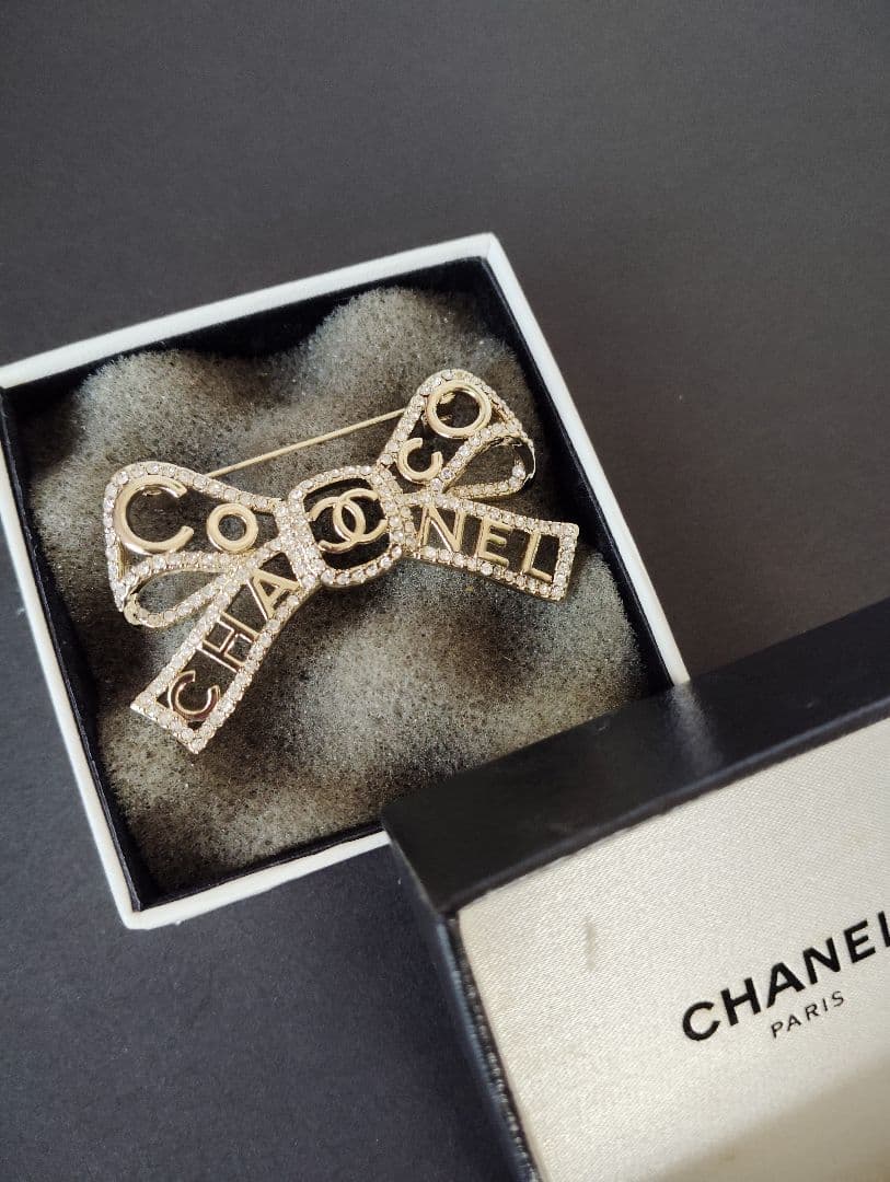 くるみぱん様検討中　CHANEL リボン型ブローチ シルバー