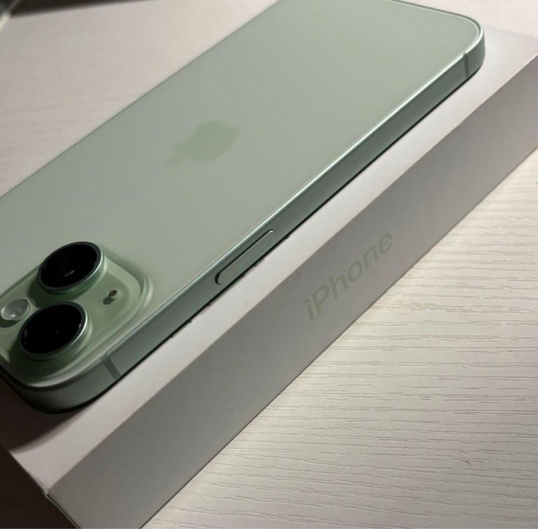 iPhone 15 256GB グリーン SIMフリー 極美品
