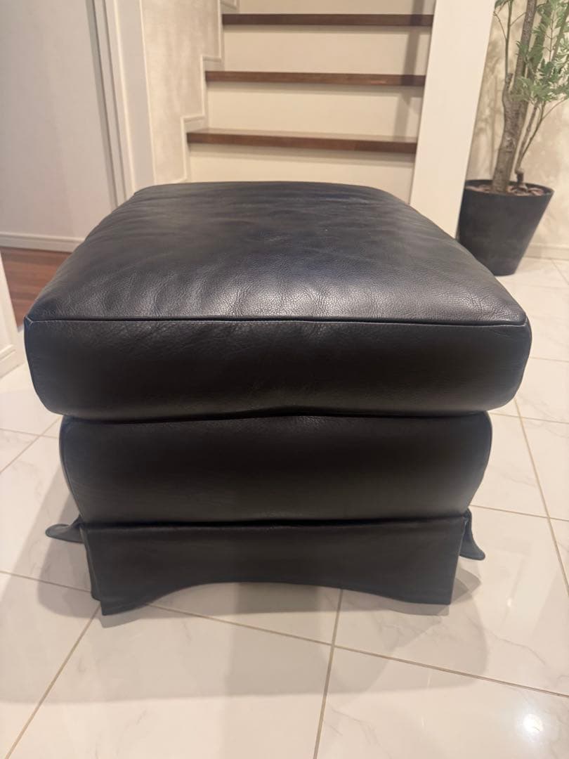 黒の牛革オットマン　大塚IDC イタリア製