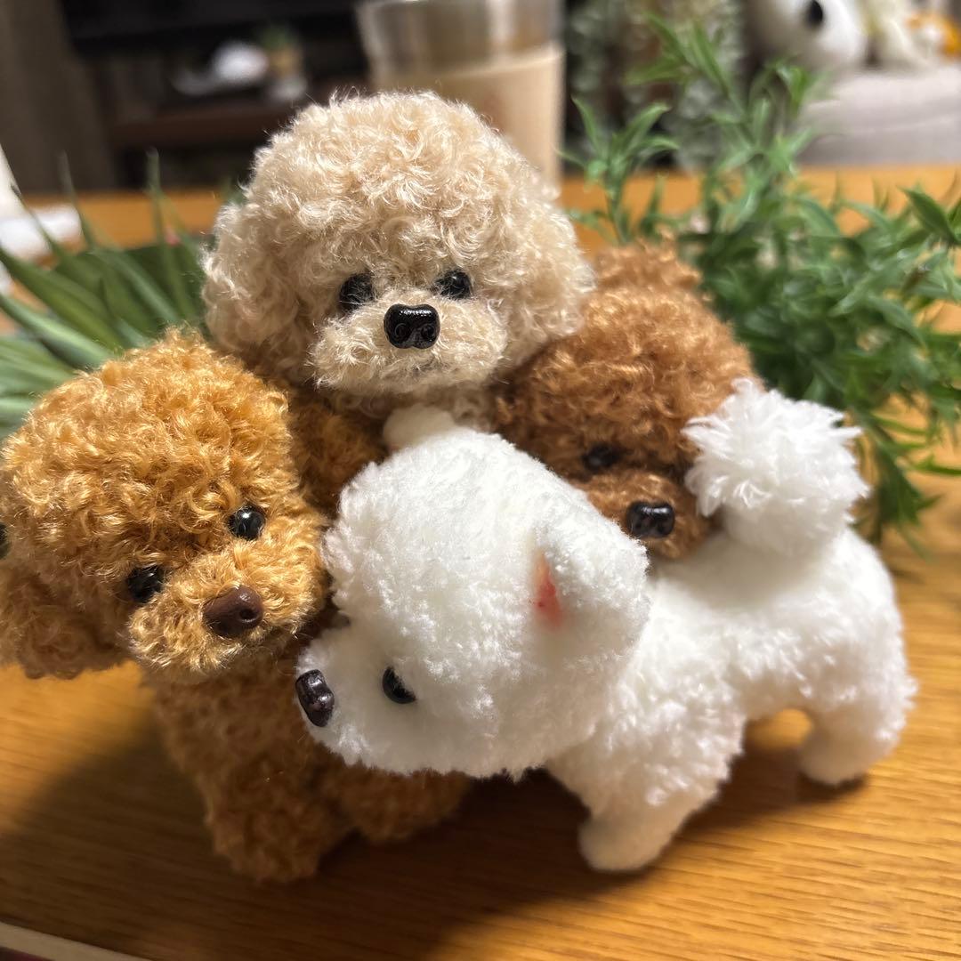 茶色と白の犬のぬいぐるみ