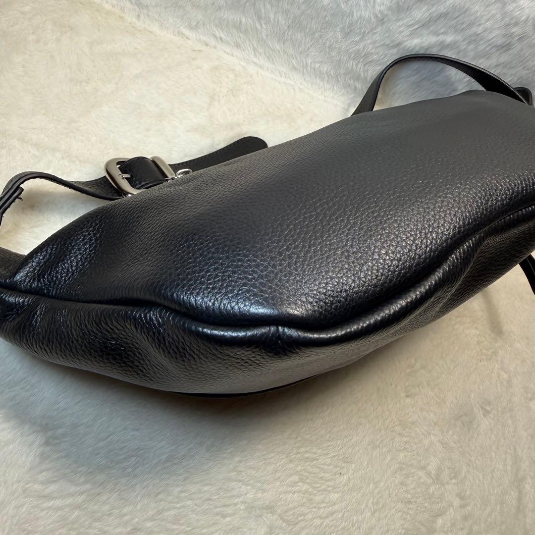 極美品 nouer 牛革ボディバッグ 黒 シボ革