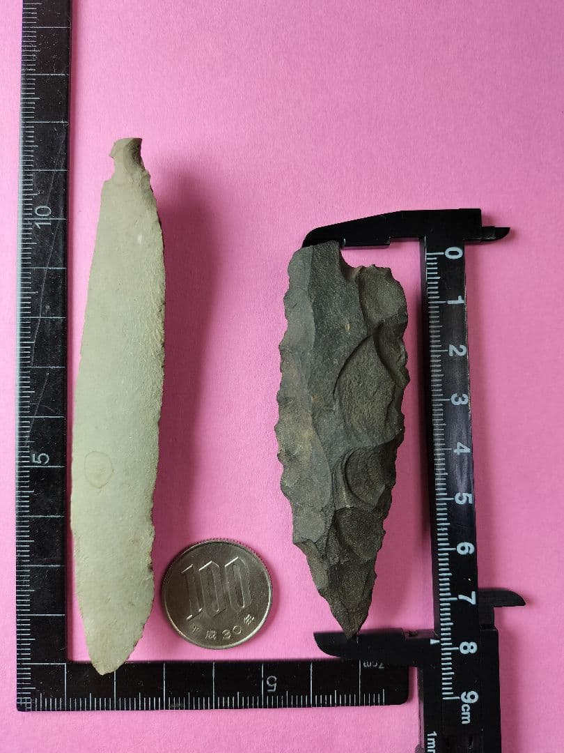 石器セット (出土品) 旧石器時代 石匙、尖頭器(ポイント)の2点です。