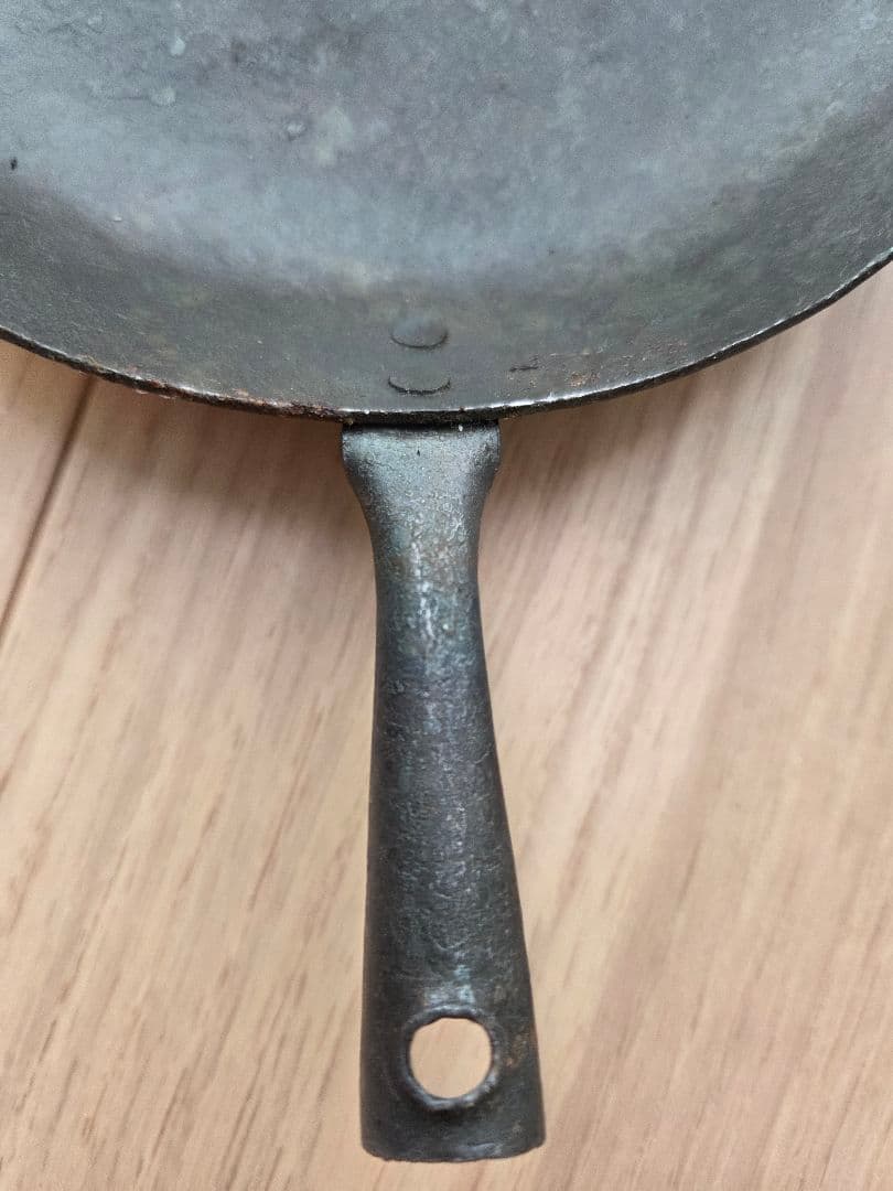 ひ*り様 成田理俊さん　鉄フライパンとフライ返し　成田パン