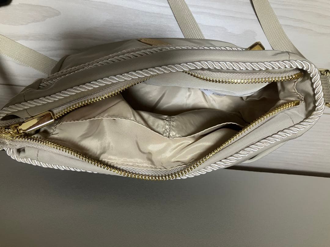 【未使用品】メゾンエシェル　ツイストコードショルダーバッグ　ベージュ