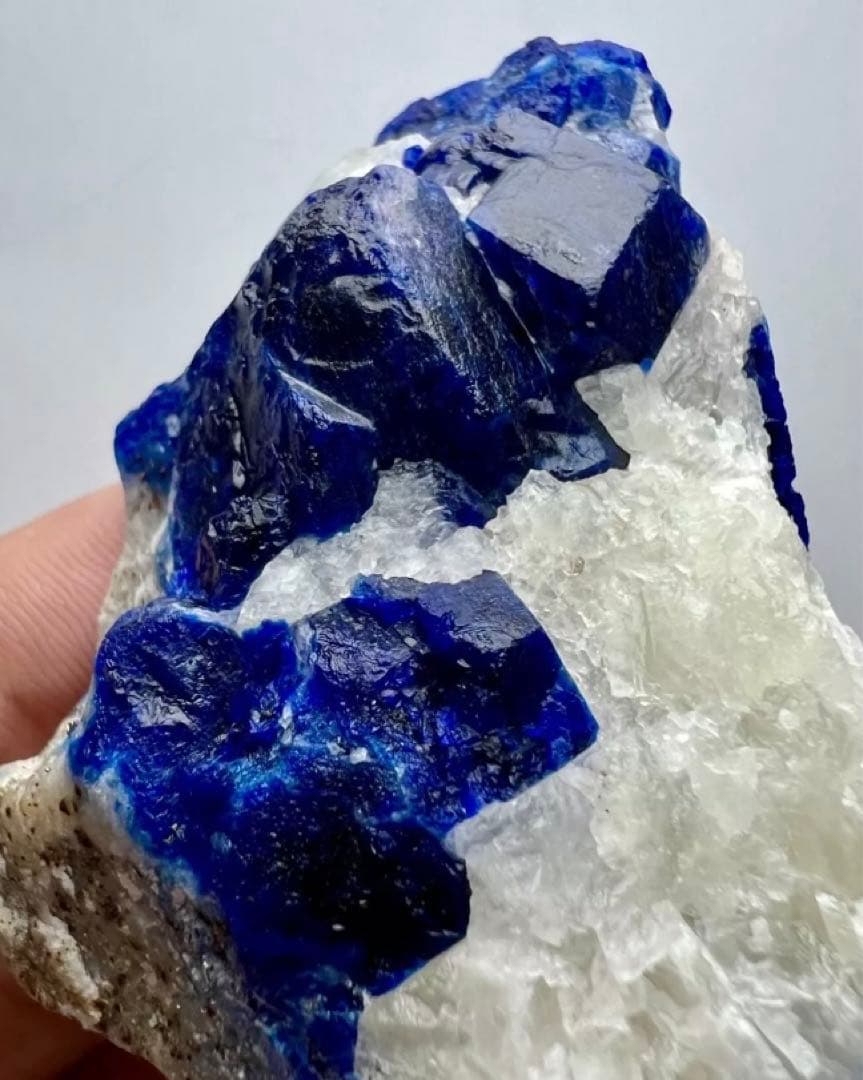 トップブルーソーダライト(アウイン？)母岩上の結晶2