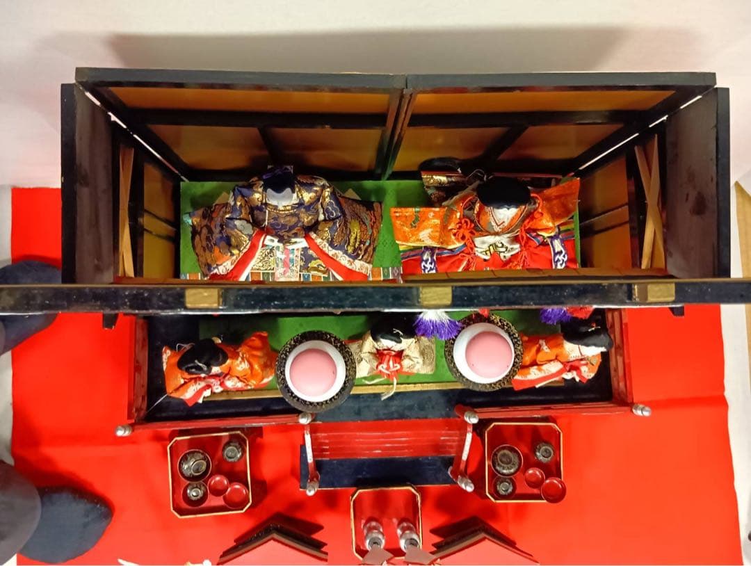 【値下げ】御殿飾りお人形5人と飾り 道具付き