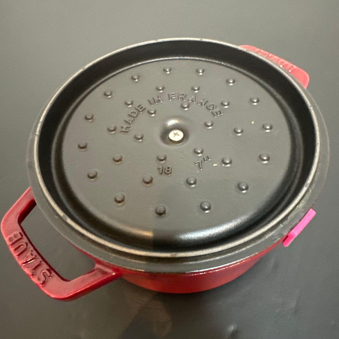 赤い鋳鉄製両手鍋 フランス製 Staub 18cm