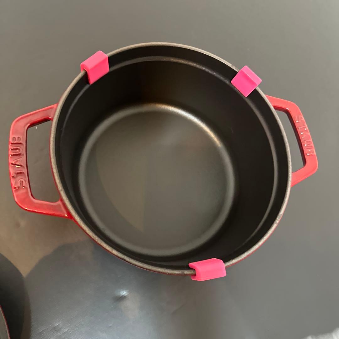 赤い鋳鉄製両手鍋 フランス製 Staub 18cm