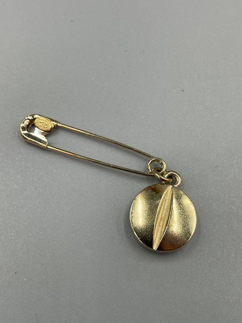 054 CHANEL 安全ピン型ブローチ