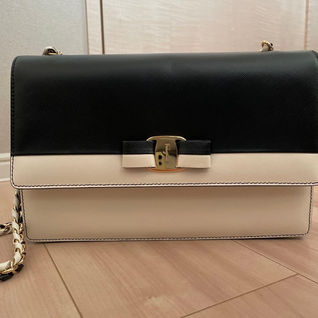 サルヴァトーレフェラガモ ブラック ホワイト チェーンショルダー ヴァラ リボン