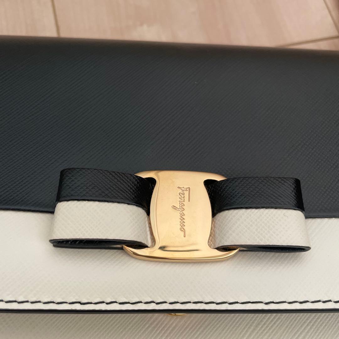 サルヴァトーレフェラガモ ブラック ホワイト チェーンショルダー ヴァラ リボン