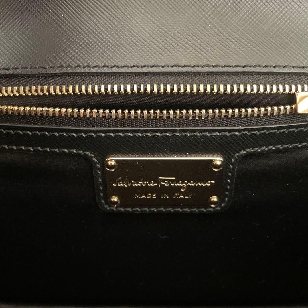 サルヴァトーレフェラガモ ブラック ホワイト チェーンショルダー ヴァラ リボン