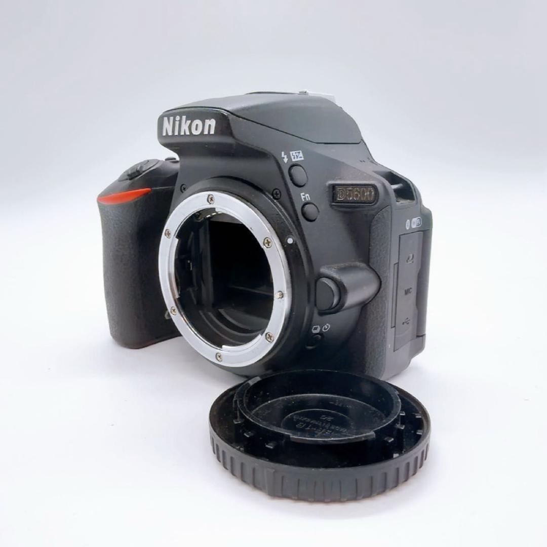 デジタル一眼レフ　ニコン　Nikon D5600 ダブルズームキット　箱付き