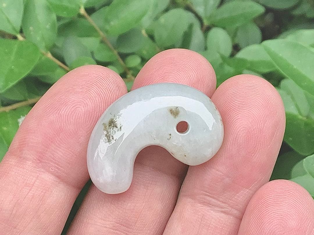 ✳今年2個目のトロトロ勾玉‼️ 酸化鉄入り糸魚川翡翠　抜群全面透過　鑑別書取得品‼️