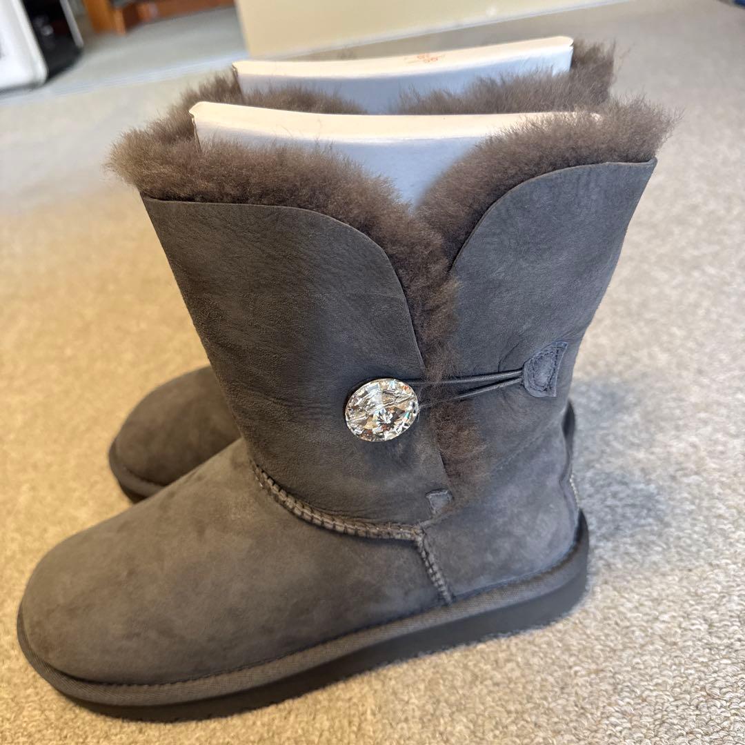 UGG グレー ボタン付きムートンブーツ