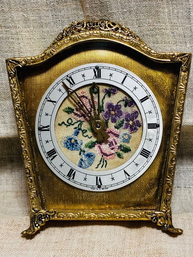 英国アンティーク プチポアン刺繍 手巻き置き時計