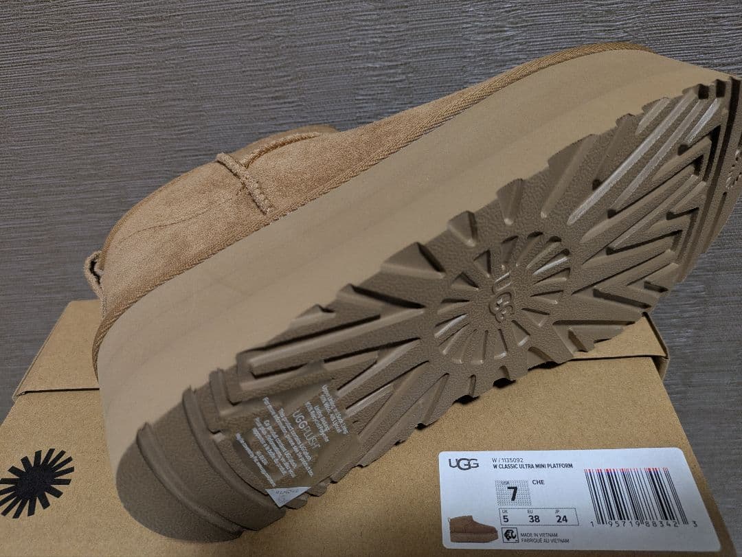 ☆新品未使用☆UGG ブラウン厚底 ムートンブーツ