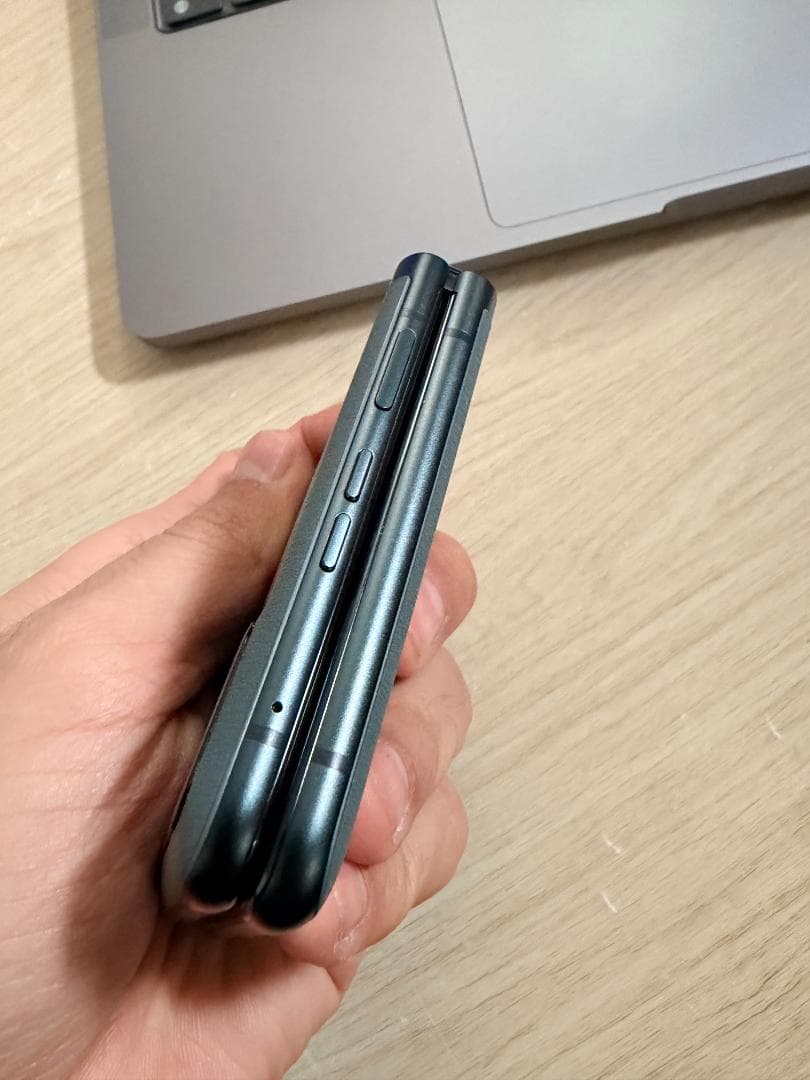 [ジャンク品] Motorola Razr 40 - セージグリーン 256GB