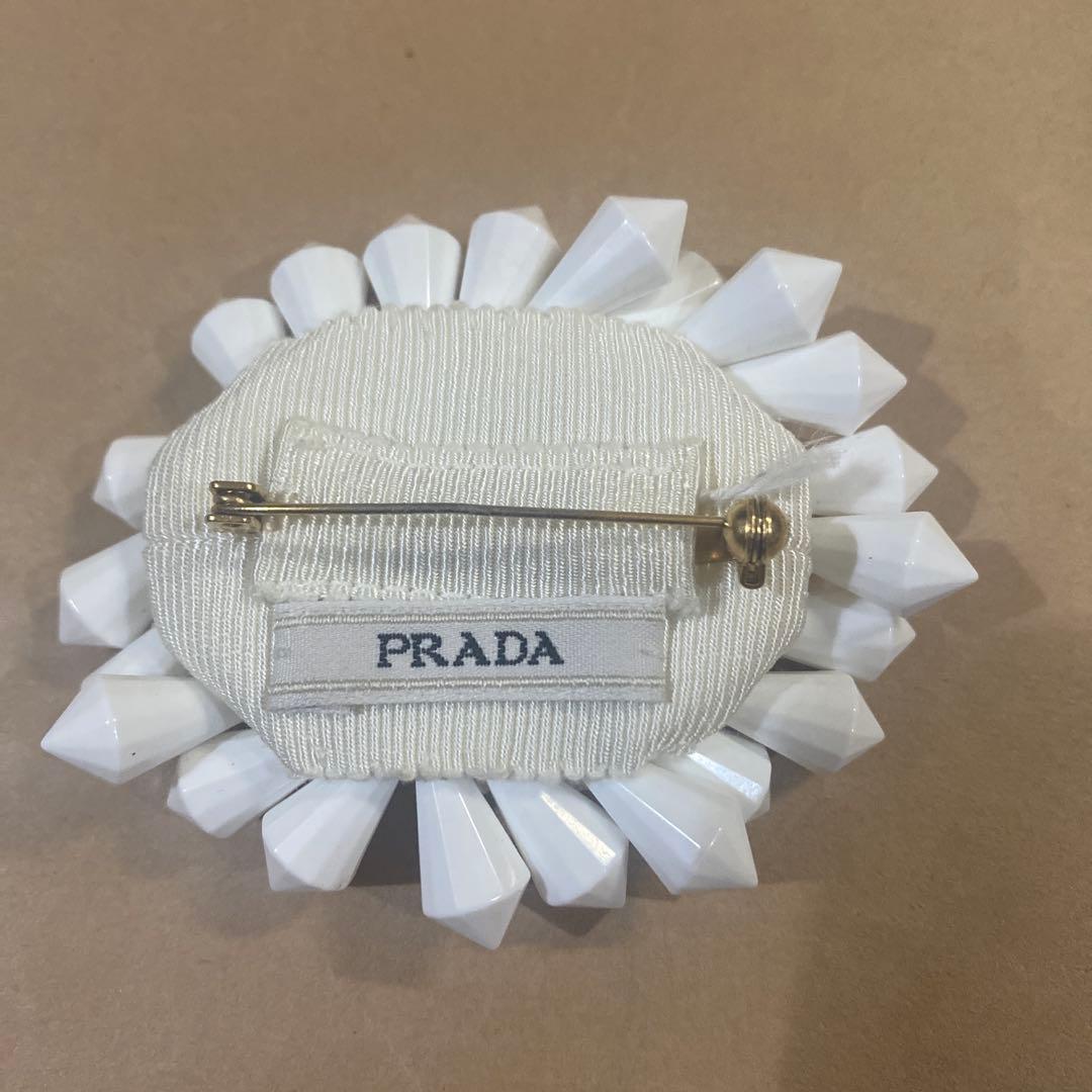 プラダ ホワイトブローチ