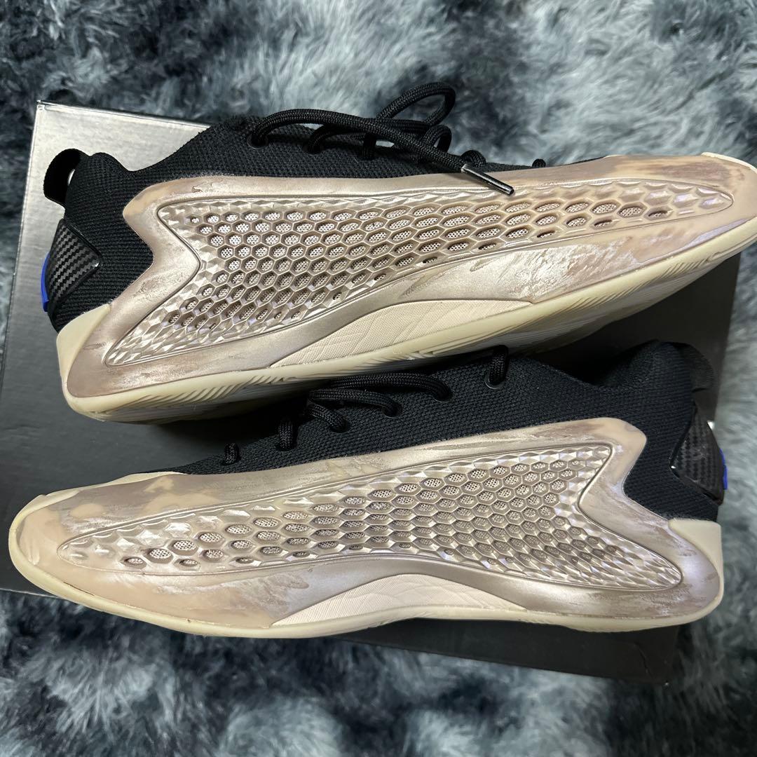 adidas バスケットボールシューズ ブラック/ベージュ