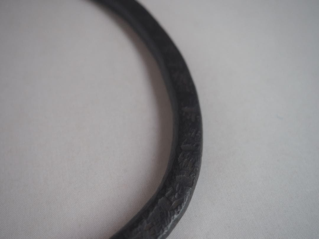 3代高木治郎兵衛造『鉄木瓜形釜釣』（共箱）