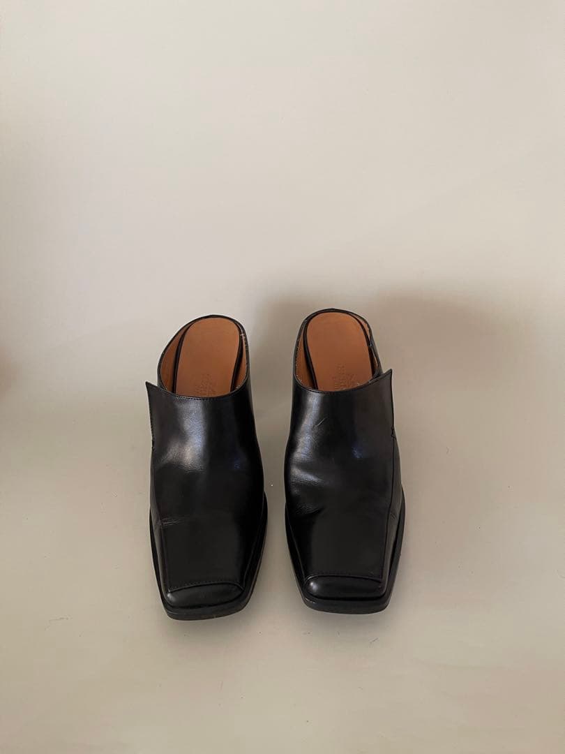 Hermesエルメスブラックレザー スクエアトゥ ミュール36.5