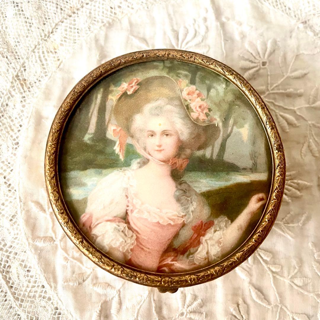 マドモアゼルの絵入りラウンド型ジュエリーボックス　フランスアンティーク