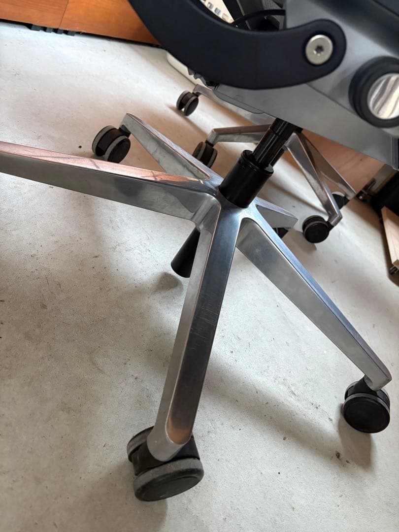 ② Steelcase オフィスチェア 黒 レザー　希少　旧モデル　美品　4脚有