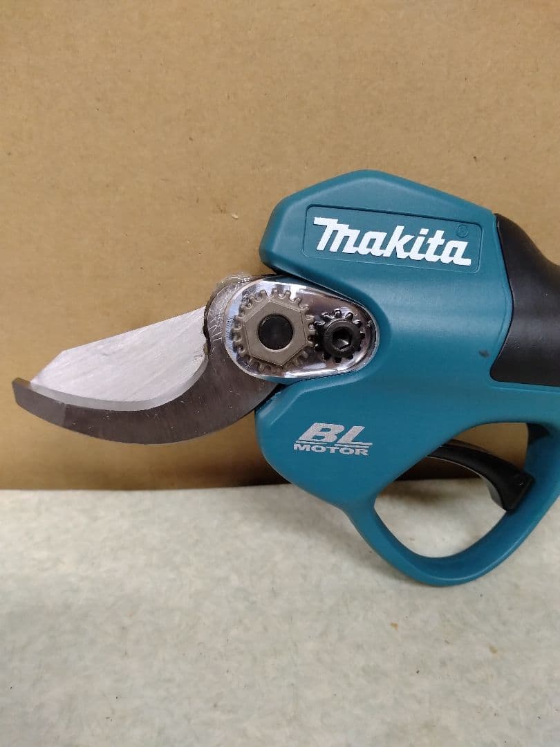 ★マキタ充電式剪定ハサミUP180DZK
