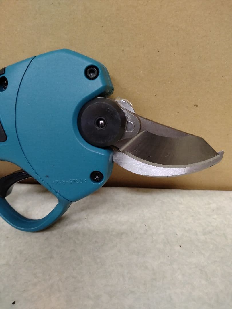 ★マキタ充電式剪定ハサミUP180DZK