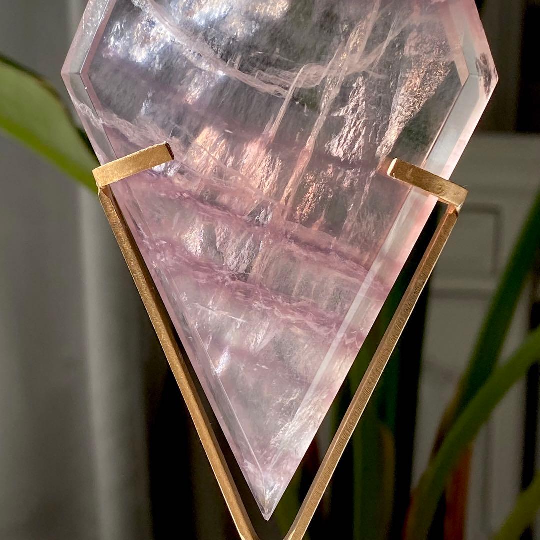 【 虹入り 美しい フローライト ダイヤ型 スタンド付き 蛍石 】