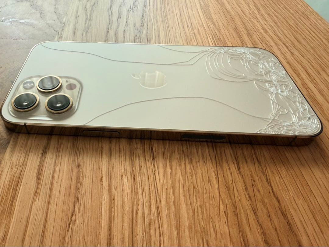 iPhone 12 Pro Max 【米国版/シャッター音なし】背面ひび割れ