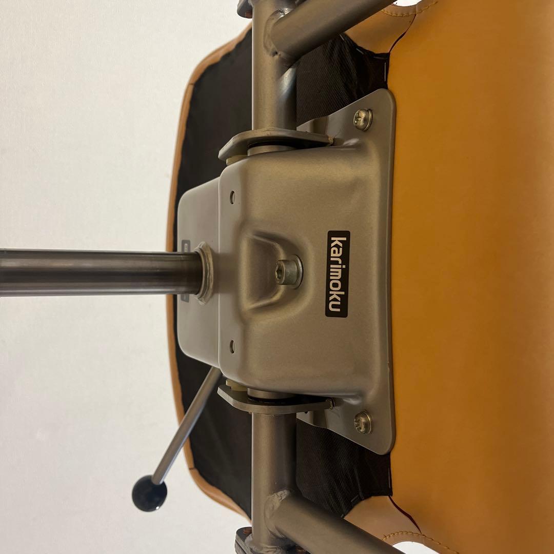 カリモク ベージュ デスクチェア アームレスト付き