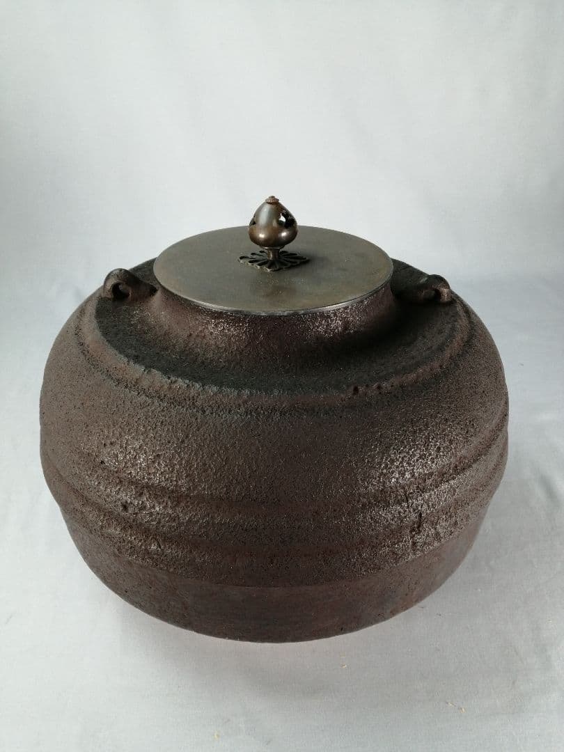 【茶事具】釜師聲鉄　織部筋釜　茶釜　釜386