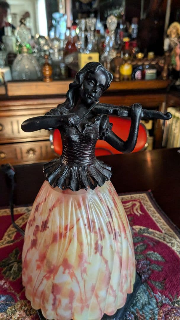 ブロンズ像＋ペンダントライトのスタンド　バイオリンを弾く少女