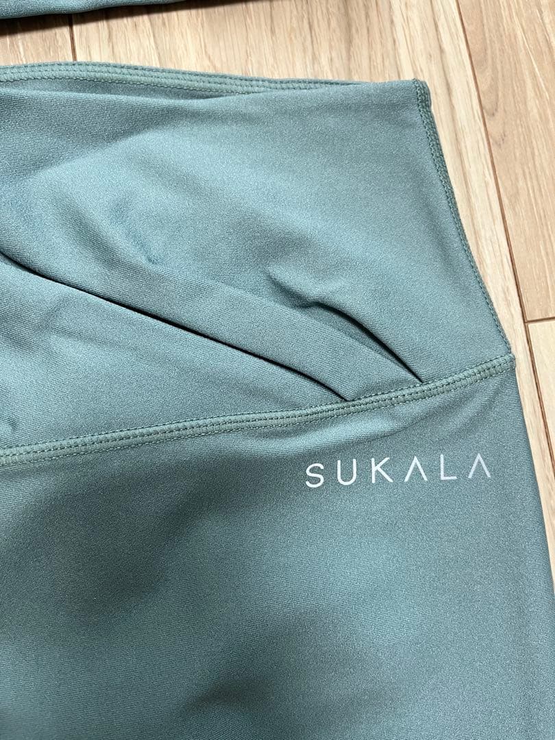 minami 専用　シャインストレッチアシンメトリーブラトップ、レギンス