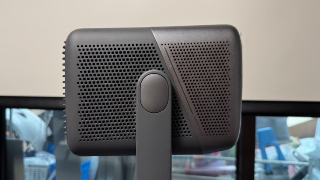 JMGO N1S Ultra 4K. 専用スタンド付き