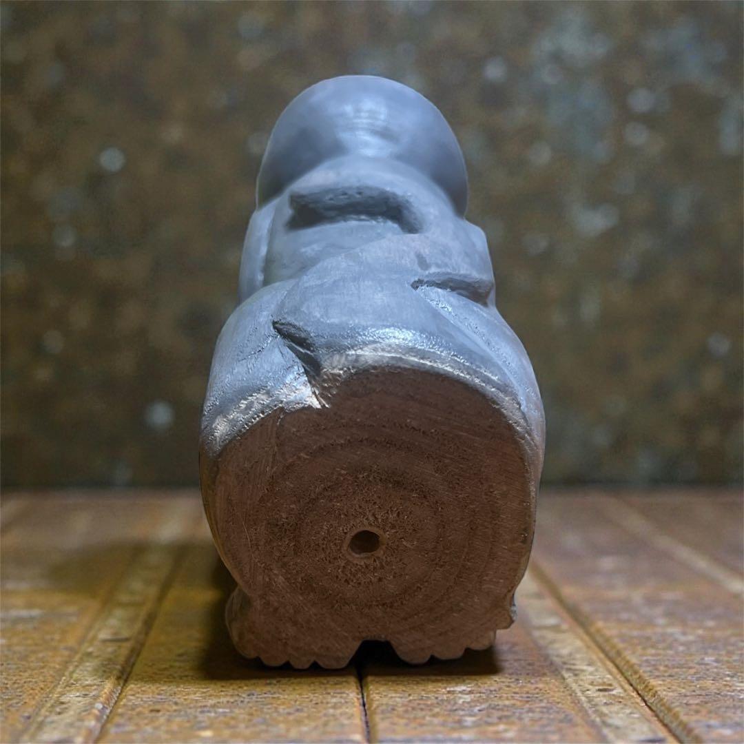 グレーの猫の木製置物　桐　手彫り