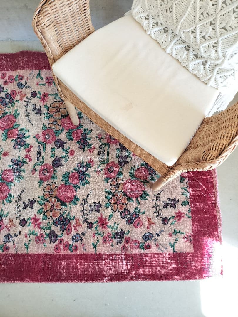 ワインレッドとくすみベージュのフラワー柄ヴィンテージトルコラグ　No.736