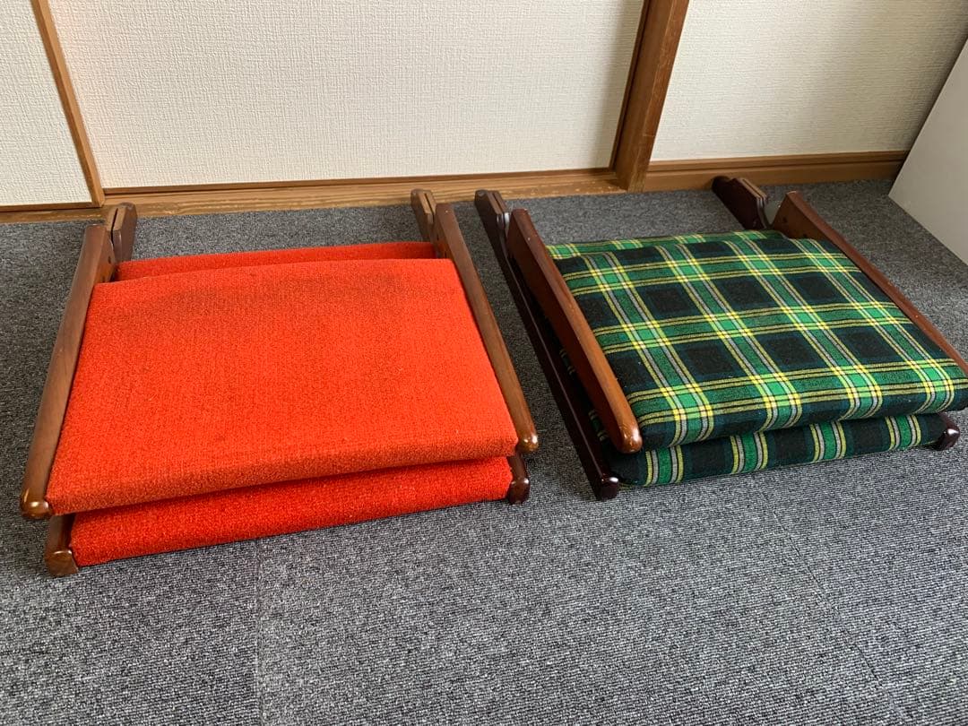 レトロな座椅子2脚セット(朱色とチェック柄)