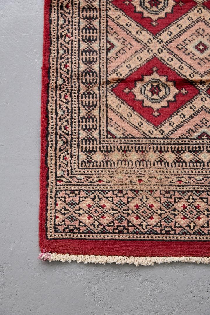 ヴィンテージラグ　トライバルラグ　パキスタン産（100×59cm）ベージュ　赤